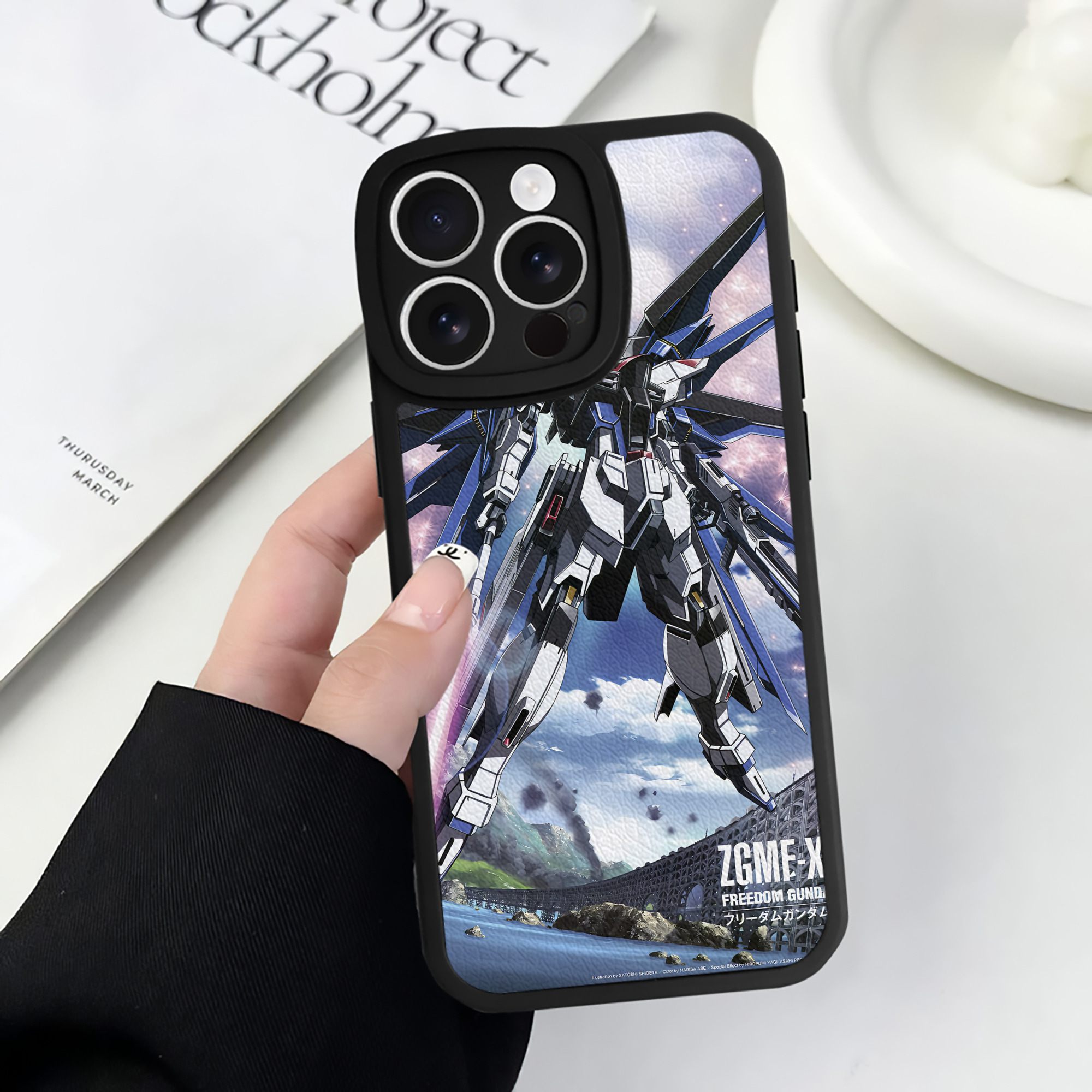 （画像用） 機動戦士ガンダム Mobile Suit Gundam 【iPhone 16シリーズ対応】シリコンスマホケース（レザー調） 材質：シリコン